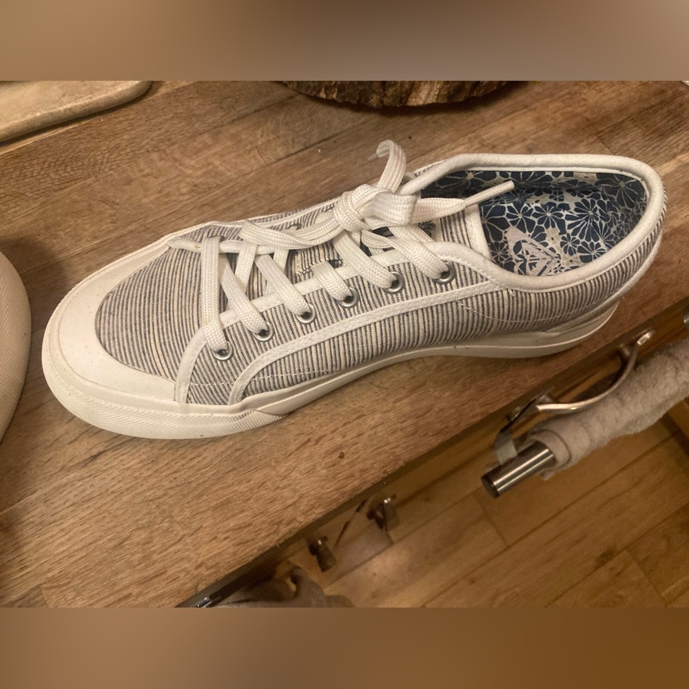 Roxy Striped White and Gray platform sneaker 9